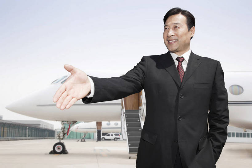 东方人,成年人,中年人,一个人,商务人士,商务男性,机场,广场,停车场,站,握手,微笑,横图,彩色,室外,白天,衬衫,西装,商务,快乐,幸福,智慧,旅途,骄傲,成功,信心,飞机,北京,中国,亚洲,仅一个人,乘客,行人,游客,游人,套装,正装,图片,领带,地面,交通,黄种人,航空,路人,旅客,停机坪,交通工具,放松,自信,服务,财富,金融,运输,摄影,生活方式,客机,象征,愉悦,庄重,成就,载具,商务装,身份,客户,单人,工薪阶层,东亚,空运,正式,地位,乐观,精明,单独,过客,北京首都国际机场,男人,男性,中年男性,亚洲人,中国人,白领,上班族,衬衣,旅行,欢乐,开心,愉快,商务旅行,商务机,私人飞机,公务机,商务飞机,行政机,bj174