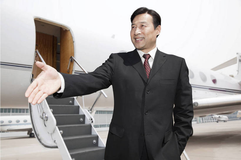 东方人,成年人,中年人,一个人,商务人士,商务男性,机场,广场,停车场,站,握手,微笑,横图,彩色,室外,白天,衬衫,西装,商务,快乐,幸福,智慧,旅途,骄傲,成功,信心,飞机,北京,中国,亚洲,仅一个人,乘客,行人,游客,游人,套装,正装,图片,领带,地面,交通,黄种人,航空,路人,旅客,停机坪,交通工具,放松,自信,服务,财富,金融,运输,摄影,生活方式,客机,象征,愉悦,庄重,成就,载具,商务装,身份,客户,单人,工薪阶层,东亚,空运,正式,地位,乐观,精明,单独,过客,北京首都国际机场,男人,男性,中年男性,亚洲人,中国人,白领,上班族,衬衣,旅行,欢乐,开心,愉快,商务旅行,商务机,私人飞机,公务机,商务飞机,行政机,bj174