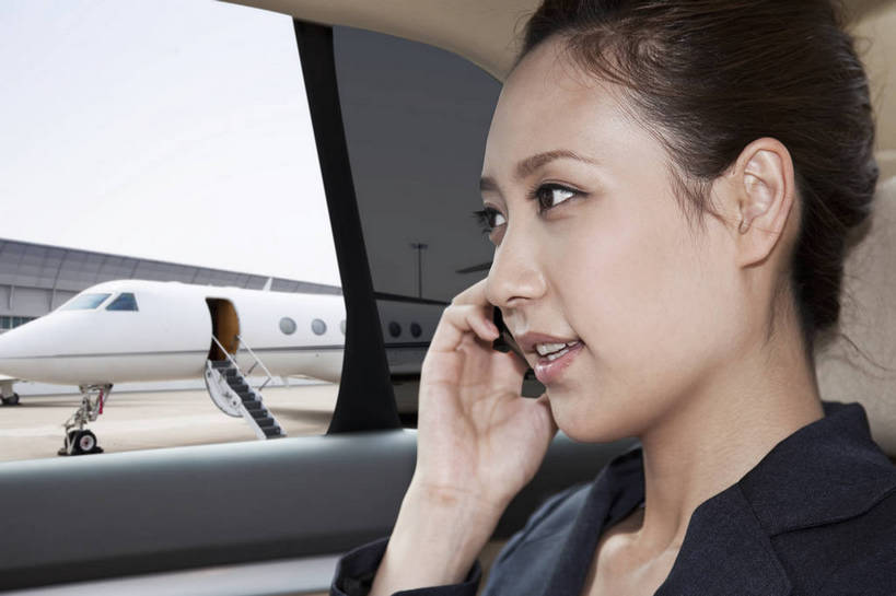 东方人,成年人,一个人,商务人士,商务女性,机场,广场,停车场,坐,打电话,微笑,横图,彩色,室外,白天,西装,商务,快乐,通讯,幸福,智慧,旅途,骄傲,成功,信心,飞机,汽车,手机,北京,日光,中国,亚洲,仅一个人,行人,游客,游人,套装,正装,图片,机动车,地面,交通,豪华,年轻,拿着,黄种人,航空,路人,旅客,蓝天,停机坪,交通工具,便捷,放松,美女,自信,服务,财富,金融,运输,摄影,生活方式,优雅,贵宾,舒适,客机,轻松,愉悦,经理,成就,抵达,载具,高档,商务装,客户,豪华轿车,车座,单人,管理人员,工薪阶层,东亚,端庄,空运,乐观,精明,单独,过客,北京首都国际机场,年轻女性,女人,女性,亚洲人,中国人,年轻人,白领,上班族,沟通,交谈,通话,半身,旅行,欢乐,开心,愉快,奢华,商务旅行,商务机,私人飞机,公务机,商务飞机,行政机,bj174