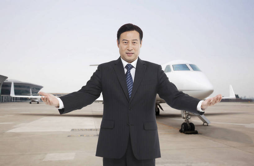 东方人,成年人,中年人,一个人,商务人士,商务男性,机场,广场,停车场,站,微笑,横图,彩色,室外,白天,衬衫,西装,商务,快乐,幸福,智慧,旅途,骄傲,成功,信心,飞机,北京,日光,中国,亚洲,仅一个人,乘客,行人,游客,游人,套装,正装,图片,领带,地面,交通,黄种人,航空,路人,旅客,蓝天,停机坪,交通工具,放松,自信,服务,财富,金融,运输,摄影,生活方式,客机,象征,愉悦,庄重,成就,载具,商务装,身份,客户,单人,工薪阶层,东亚,空运,正式,地位,乐观,精明,单独,过客,北京首都国际机场,男人,男性,中年男性,亚洲人,中国人,白领,上班族,张开手臂,衬衣,旅行,欢乐,开心,愉快,商务旅行,商务机,私人飞机,公务机,商务飞机,行政机,bj174