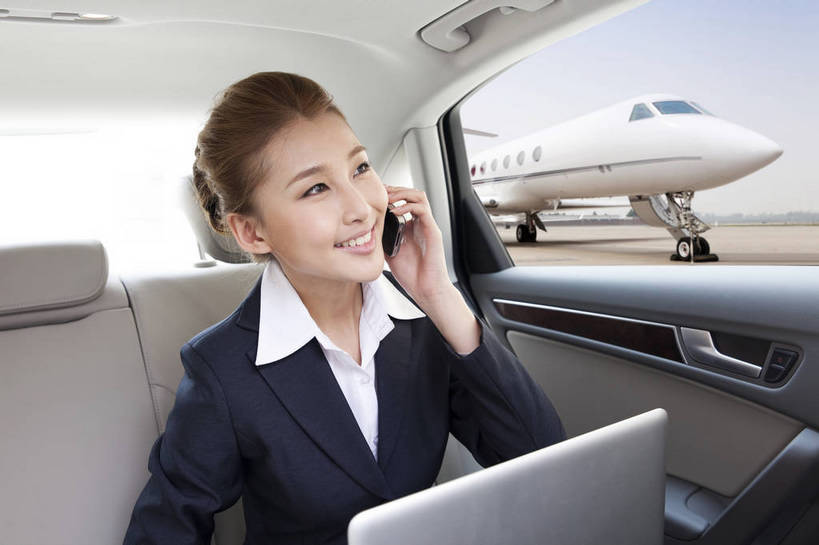 东方人,成年人,一个人,商务人士,商务女性,机场,广场,停车场,坐,打电话,微笑,横图,彩色,室外,白天,西装,商务,快乐,通讯,幸福,智慧,旅途,骄傲,成功,信心,笔记本电脑,飞机,汽车,手机,北京,日光,中国,亚洲,仅一个人,行人,游客,游人,套装,正装,图片,机动车,地面,交通,豪华,年轻,拿着,黄种人,航空,路人,旅客,蓝天,停机坪,交通工具,便捷,放松,美女,自信,服务,财富,金融,运输,摄影,生活方式,优雅,贵宾,舒适,客机,轻松,愉悦,经理,成就,抵达,载具,高档,商务装,客户,豪华轿车,车座,单人,管理人员,工薪阶层,东亚,端庄,空运,乐观,精明,单独,过客,北京首都国际机场,年轻女性,女人,女性,亚洲人,中国人,年轻人,白领,上班族,沟通,交谈,通话,半身,旅行,欢乐,开心,愉快,奢华,商务旅行,商务机,私人飞机,公务机,商务飞机,行政机,bj174