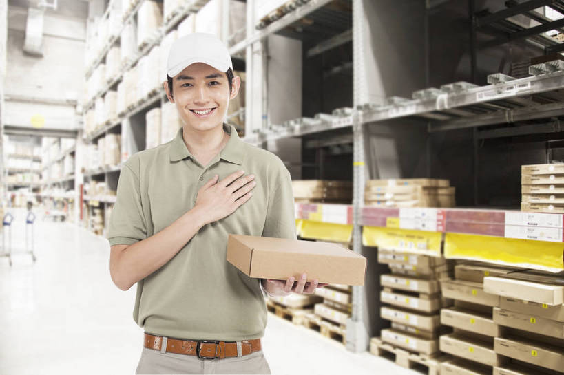 东方人,成年人,一个人,站,微笑,横图,彩色,室内,白天,工作服,制服,满意,幸福,骄傲,安全,信心,科技,帽子,北京,中国,亚洲,许多,工作,棒球帽,包裹,图片,邮件,纸盒,纸箱,防护,很多,年轻,仓库,黄种人,现代,货物,盒子,快递员,行业,职业,健康,便捷,活力,自信,服务,工业,运输,摄影,抱着,储藏,保护,存储,厂房,效率,储存,货运,保险,专业,快递,送货,单人,东亚,物流,保全,周全,安稳,安定,可靠,乐观,责任,产业,单独,平安,认真,男人,男性,年轻男性,亚洲人,中国人,年轻人,半身,商业,贮存,服务业,递送,承诺,bj174