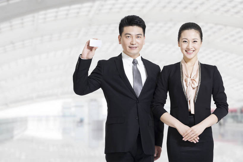 东方人,成年人,中年人,两个人,伙伴,同事,商务人士,商务男性,商务女性,办公室,站,微笑,横图,彩色,照片,室内,白天,衬衫,裙子,购物,商务,快乐,友谊,智慧,骄傲,成功,合作,团队,集体,信心,信用卡,消费,窗户,建筑,写字楼,北京,中国,亚洲,套装,正装,图片,年轻,黄种人,大厅,队伍,卡片,支付,职业,和谐,健康,展示,卡,办公大楼,成熟,放松,零售,美女,自信,储蓄,财富,金融,理财,摄影,生活方式,经济,权威,领导,付款,愉悦,经理,企业,公司,成就,出示,商务装,合伙,领袖,流通,贸易,管理人员,工薪阶层,东亚,端庄,乐观,精明,团结,友情,金融区,银行卡,男人,男性,年轻女性,女人,女性,中年男性,亚洲人,中国人,年轻人,白领,上班族,半身,衬衣,欢乐,开心,愉快,魅力,办公室职员,bj174