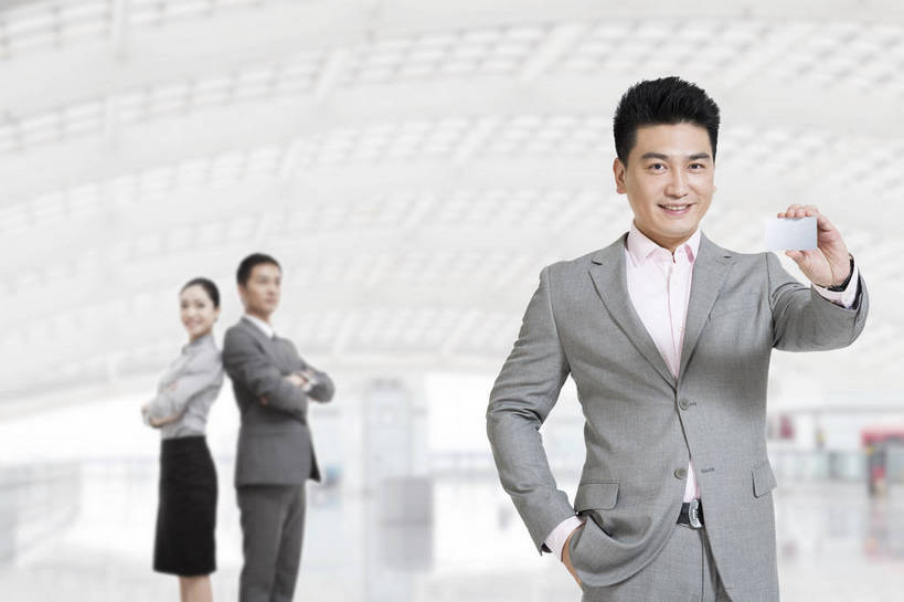 东方人,成年人,中年人,三个人,伙伴,同事,商务人士,商务男性,办公室,站,横图,彩色,照片,室内,白天,衬衫,西装,购物,商务,友谊,智慧,骄傲,成功,合作,团队,集体,信心,信用卡,消费,窗户,建筑,写字楼,北京,中国,亚洲,套装,图片,年轻,生活,黄种人,大厅,队伍,卡片,手势,支付,休闲,和谐,健康,展示,卡,办公大楼,成熟,放松,零售,美女,自信,储蓄,财富,金融,理财,摄影,生活方式,经济,领导,付款,愉悦,企业,公司,成就,出示,商务装,合伙,领袖,流通,贸易,工薪阶层,东亚,乐观,精明,团结,友情,金融区,银行卡,男人,男性,年轻女性,女人,女性,中年男性,亚洲人,中国人,年轻人,白领,上班族,半身,衬衣,愉快,魅力,bj174