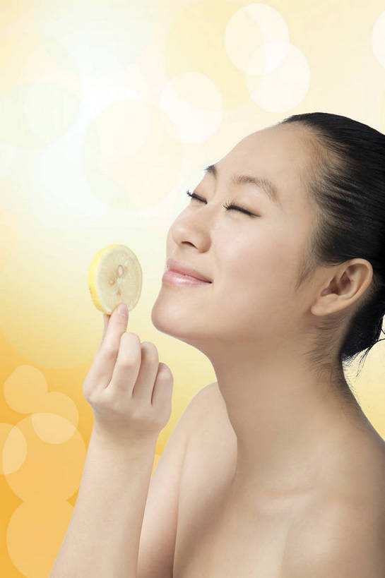 东方人,成年人,脸,头,脸颊,头发,一个人,微笑,竖图,彩色,照片,室内,白天,背景,化妆,美容,时尚,快乐,满意,幸福,纯洁,信心,数码,科技,美景,水果,北京,中国,亚洲,仅一个女性,仅一个人,护肤,阴影,新鲜,网络,背心,图片,景观,食品,光亮,高光,几何,计算机图形,美丽,年轻,合成,拿着,黄种人,干净,数码合成,闻,饮食,肩膀,白色,黑色,自然,保养,享受,休闲,健康,橙色,景色,放松,活力,可爱,美女,童年,童趣,自信,保健,摄影,有机食品,生活方式,青春,清爽,皮肤,盘发,光滑,电脑合成图,数码合成图,维生素,精力充沛,享乐,轻松,愉悦,合成图,关爱,清新,维他命,发髻,自然风光,改变,单人,童真,东亚,烂漫,无邪,健康食物,纯净,养颜,乐观,细腻,平滑,单独,完美,天真,年轻女性,女人,女性,亚洲人,中国人,年轻人,头部,脸部,脸蛋,面部,橘子,桔子,橙子,闭着眼睛,半身,影棚拍摄,欢乐,开心,愉快,SPA美容,美人,bj174