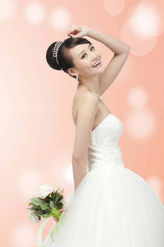 东方人,成年人,一个人,新娘,站,微笑,竖图,彩色,照片,室内,白天,背景,侧面,婚纱,晚礼服,婚礼,时尚,快乐,幸福,信心,数码,科技,北京,日光,中国,亚洲,仅一个女性,仅一个人,阴影,连衣裙,服装,庆祝,网络,手捧花,图片,高光,几何,计算机图形,结婚,浪漫,年轻,合成,黄种人,数码合成,花,粉色,花束,健康,温馨,喜庆,放松,美女,自信,摄影,生活方式,纪念,优雅,盘发,电脑合成图,数码合成图,衣着,愉悦,合成图,高贵,单人,婚姻,东亚,新婚,乐观,单独,完美,年轻女性,女人,女性,亚洲人,中国人,年轻人,半身,影棚拍摄,爱,高兴,欢乐,开心,愉快,光斑,魅力,奢华,bj174