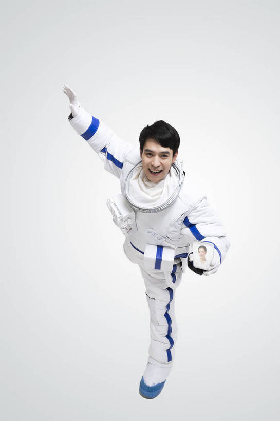 东方人,成年人,中年人,一个人,宇航员,飞行员,微笑,竖图,彩色,室内,探险,骄傲,分享,成功,信心,显示器,技术,数码,航天,高科技,科技,北京,中国,亚洲,仅一个男性,阴影,灰色背景,宇航服,科学,网络,屏幕,图片,高光,几何,计算机图形,年轻,合成,黄种人,数码合成,通讯设备,显示屏,职业,展示,幻想,探索,自信,联络,伸手,摄影,对话,电脑合成图,数码合成图,创造力,科学技术,科幻,未来,太空服,合成图,成就,天文,出示,液晶显示器,航天员,梦想,单人,输出设备,东亚,视频电话,出色,杰出,卓越,乐观,单独,伟大,贡献,太空人,光荣,交流,男人,男性,年轻男性,亚洲人,中国人,年轻人,沟通,跳跃,通话,全身,愉快,bj174