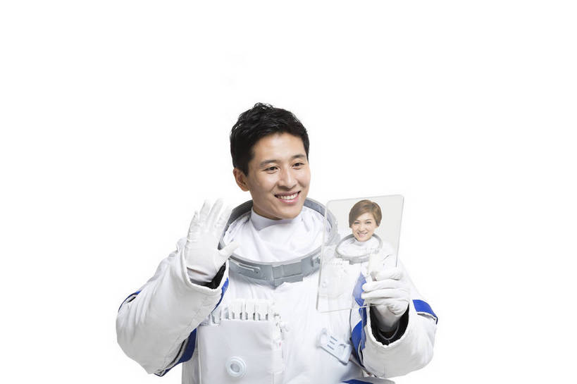 东方人,成年人,中年人,一个人,宇航员,飞行员,站,横图,彩色,室内,留白,抠图,白色背景,探险,骄傲,分享,成功,信心,显示器,技术,数码,航天,高科技,科技,北京,中国,亚洲,仅一个男性,阴影,宇航服,科学,网络,屏幕,图片,高光,几何,计算机图形,年轻,打招呼,合成,挥手,黄种人,数码合成,通讯设备,显示屏,职业,幻想,探索,自信,联络,摄影,对话,电脑合成图,数码合成图,创造力,科学技术,科幻,未来,太空服,合成图,成就,天文,液晶显示器,航天员,梦想,单人,输出设备,东亚,视频电话,出色,杰出,卓越,乐观,单独,伟大,贡献,太空人,光荣,交流,男人,男性,年轻男性,亚洲人,中国人,年轻人,沟通,举手,通话,半身,愉快,bj174