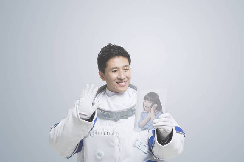 东方人,成年人,中年人,一个人,宇航员,飞行员,站,横图,彩色,室内,探险,骄傲,分享,成功,信心,显示器,技术,数码,航天,高科技,科技,北京,中国,亚洲,仅一个男性,指,阴影,灰色背景,宇航服,科学,网络,屏幕,图片,高光,几何,计算机图形,年轻,合成,指点,黄种人,数码合成,通讯设备,显示屏,职业,手指,幻想,探索,自信,联络,摄影,对话,电脑合成图,数码合成图,创造力,科学技术,指向,科幻,未来,太空服,合成图,成就,天文,液晶显示器,航天员,梦想,单人,输出设备,东亚,视频电话,出色,杰出,卓越,乐观,单独,伟大,贡献,太空人,光荣,交流,男人,男性,年轻男性,亚洲人,中国人,年轻人,触摸,沟通,举手,通话,半身,愉快,bj174