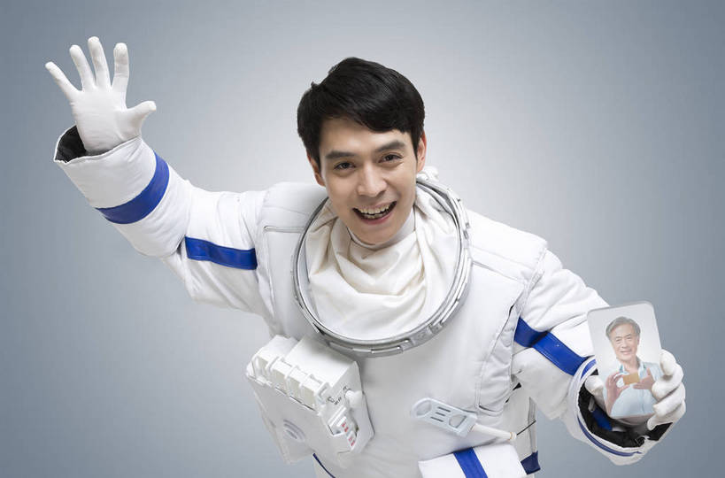 东方人,成年人,中年人,一个人,宇航员,飞行员,微笑,横图,彩色,室内,探险,骄傲,分享,成功,信心,显示器,技术,数码,航天,高科技,科技,北京,中国,亚洲,仅一个男性,阴影,灰色背景,宇航服,科学,网络,屏幕,图片,高光,几何,计算机图形,年轻,合成,黄种人,数码合成,通讯设备,显示屏,职业,展示,幻想,探索,自信,联络,伸手,摄影,对话,电脑合成图,数码合成图,创造力,科学技术,科幻,未来,太空服,合成图,成就,天文,出示,液晶显示器,航天员,梦想,单人,输出设备,东亚,视频电话,出色,杰出,卓越,乐观,单独,伟大,贡献,太空人,光荣,交流,男人,男性,年轻男性,亚洲人,中国人,年轻人,沟通,跳跃,通话,半身,愉快,bj174