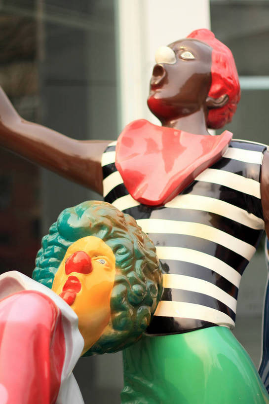 西方人,无人,两个人,小丑,站,举,竖图,室外,白天,正面,静物,雕塑,上海,欧洲,非洲,中国,黑人,欧洲人,亚洲,阴影,条纹,服装,朦胧,模糊,艺术,装饰,反射,雕刻,雕像,影子,注视,红坊,创意园,衣服,红色,绿色,工艺品,观察,看,托,站着,张嘴,服饰,观看,纪念,美术,申,察看,衣着,穿着,关注,主题,表演服,演出服,陈列,张大嘴巴,东亚,小丑鼻,长宁区,上海市,中华人民共和国,沪,华东地区,功能,美学,衣饰,道具服,男人,男性,年轻男性,非洲人,丑角,张开嘴,举起,举手,举着,向上举,向上伸,向上托,站立,半身,彩图,红坊文化艺术社区,红坊创意园区,shlxx1