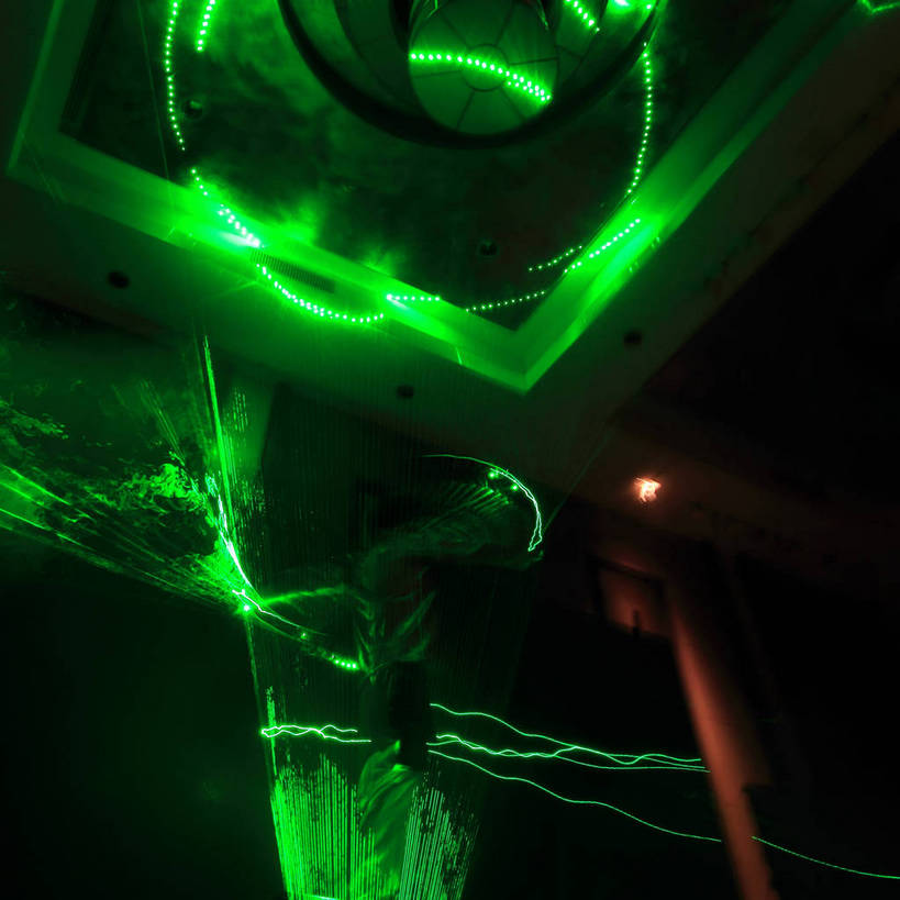 无人,方图,室内,夜晚,仰视,激光,阴影,朦胧,模糊,辐射,光线,曲线,线条,影子,屋顶,灯光,顶棚,绿色,镭射,彩图,低角度拍摄,莱塞,shlxx1