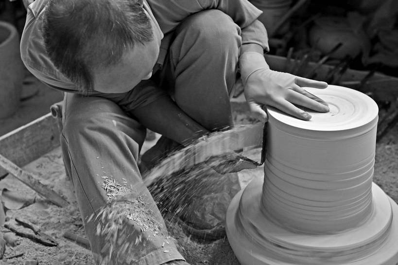 东方人,一个人,坐,摸,横图,俯视,黑白,室外,白天,工作服,制服,亚洲,仅一个男性,仅一个人,仅一个中年男性,抚摸,弯腰,制作,朦胧,模糊,工具,盘,陶瓷,刀具,陶瓷制品,注视,黄种人,工人,盘子,转盘,低头,观察,看,观看,察看,关注,刮刀,弯身,垂头,工作制服,男人,男性,中年男性,亚洲人,员工,触摸,接触,坐着,半身,高角度拍摄,工作套服,匠人,劳动者,体力工,陶轮,shlxx1