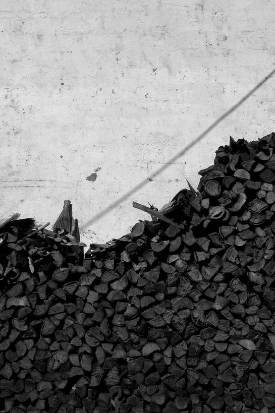 无人,竖图,黑白,室外,白天,正面,静物,一堆,许多,晾晒,阴影,堆叠,堆积,光线,木材,影子,墙,很多,斑驳,墙壁,墙面,木柴,阳光,木料,堆,横截面,剖面,班驳,截面,截面图形,shlxx1