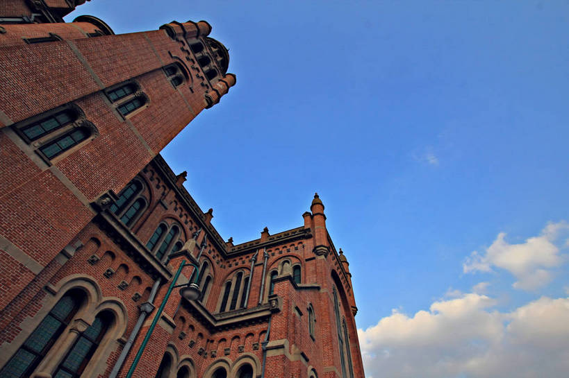 无人,公园,教堂,横图,室外,白天,仰视,旅游,度假,窗户,标志建筑,地标,建筑,上海,中国,亚洲,阴影,节日,光线,影子,墙,云,云朵,云彩,文化,娱乐,建设,玻璃窗,墙壁,墙面,红色,蓝色,白云,蓝天,天空,阳光,天,祈祷,享受,休闲,健康,旅游胜地,放松,许愿,宗教,信仰,晴朗,纪念,祈求,申,国家公园,基督教,天主教,信念,东亚,佘山,松江区,上海市,中华人民共和国,沪,华东地区,佘山天主教堂,平安,晴空,彩图,低角度拍摄,大教堂,礼拜堂,上海佘山天主教堂,佘山国家森林公园,佘山圣母大殿,佘山圣母大教堂,远东圣母大殿,shlxx1