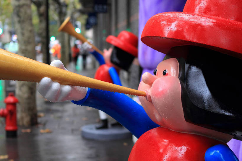 西方人,儿童,无人,两个人,站,横图,室外,特写,白天,正面,童话故事,纯洁,安全,植物,道路,路,公路,帽子,消防栓,雕塑,上海,欧洲,中国,欧洲人,亚洲,握,朦胧,模糊,艺术,装饰,雕刻,雕像,交通,拿,拿着,注视,礼帽,喇叭,树,树木,小孩,红色,绿色,自然,话筒,工艺品,吹,观察,看,站着,可爱,童年,童趣,握着,生长,成长,观看,纪念,展览,新天地,消防,美术,申,察看,关注,传声筒,主题,陈列,灭火,童真,卢湾区,东亚,烂漫,无邪,上海市,中华人民共和国,沪,华东地区,功能,美学,上海新天地,消防器材,胡桃夹子,天真,童话,男孩,男人,男性,白种人,马路,站立,半身,彩图,男生,白色人种,高加索人种,欧罗巴人种,shlxx1