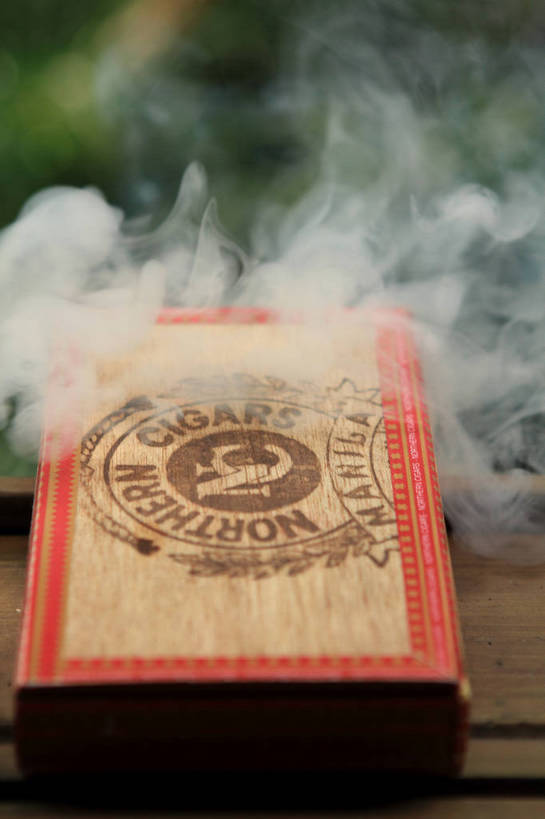 无人,竖图,俯视,室内,特写,白天,桌面,桌子,香烟,朦胧,模糊,围绕,木制,纸盒,烟雾,盒子,一个,红色,包装盒,木制品,容器,享受,雪茄,烟,缭绕,单个,储藏,储存,旋绕,萦绕,淡定,回绕,从容,烟草,彩图,高角度拍摄,贮存,shlxx1