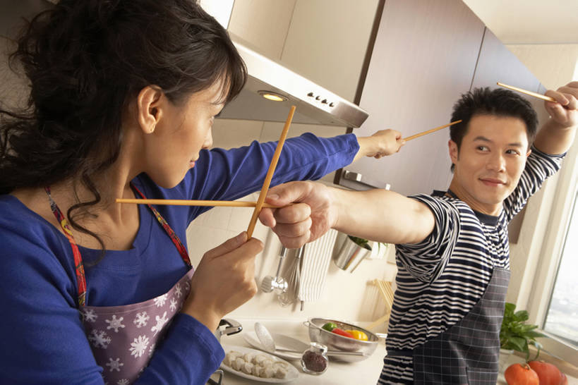 东方人,成年人,两个人,家庭,夫妻,丈夫,妻子,家庭主妇,举,微笑,横图,室内,白天,侧面,家务,快乐,兴奋,幸福,纯洁,筷子,水果,北京,中国,亚洲,对抗,握,围裙,房屋,公寓,饺子,休闲装,娱乐,居家,传统,饮食,盘子,看,托,站着,休闲,健康,温暖,温馨,一家人,面对面,调情,放松,可爱,亲密,童年,童趣,打闹,握着,摄影,幽默,和睦,指着,享乐,童真,东亚,烂漫,无邪,陪同,陪伴,天真,男人,年轻男性,年轻女性,女人,女性,亚洲人,中国人,年轻人,情侣,灯笼椒,举起,举手,举着,烹调,向上举,向上伸,向上托,半身,彩图,爱,融洽,家务劳动,伴随,bj175