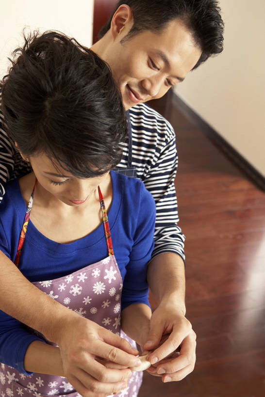 东方人,成年人,两个人,家庭,夫妻,丈夫,妻子,微笑,竖图,室内,白天,正面,家务,快乐,兴奋,幸福,北京,中国,亚洲,握,围裙,房屋,公寓,食品,饺子,浪漫,传统,饮食,中国菜,站着,休闲,健康,温暖,温馨,一家人,调情,握着,摄影,协助,和睦,享乐,忙碌,东亚,男人,年轻男性,年轻女性,女人,女性,亚洲人,中国人,年轻人,情侣,烹调,说话,彩图,高角度拍摄,爱,融洽,家务劳动,bj175