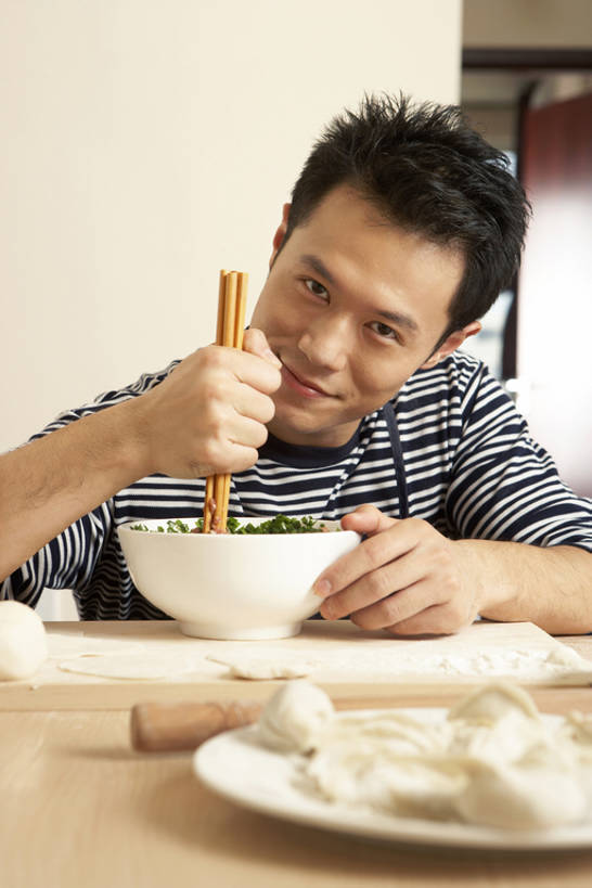 东方人,成年人,一个人,家庭,微笑,竖图,室内,白天,正面,家务,筷子,北京,中国,亚洲,握,准备,房屋,公寓,食品,饺子,案板,倾斜,注视,休闲装,传统,饮食,盘子,碗,观察,看,休闲,健康,温暖,温馨,一家人,握着,摄影,观看,和睦,察看,关注,中国文化,歪,东亚,男人,男性,年轻男性,亚洲人,中国人,年轻人,烹调,坐着,半身,彩图,融洽,传统文化,家务劳动,bj175