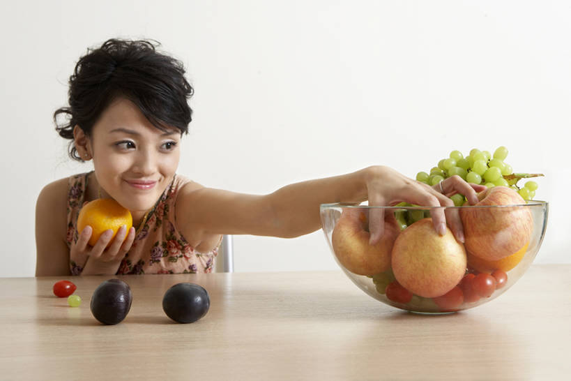 东方人,成年人,一个人,家庭,吃,微笑,横图,室内,白天,餐桌,柑橘,李子,葡萄,水果,北京,中国,亚洲,仅一个年轻女性,仅一个女性,仅一个人,喝,握,饭厅,房屋,公寓,食品,托腮,休闲装,闻,饮食,休闲,健康,思考,温暖,温馨,一家人,决定,想,沉思,伸手,握着,摄影,有机食品,和睦,清新,选择,东亚,健康食物,柑桔,年轻女性,女人,女性,亚洲人,中国人,年轻人,橘子,桔子,坐着,半身,彩图,大红蜜橘,大红袍,红橘,黄橘,宽皮橘,融洽,bj175