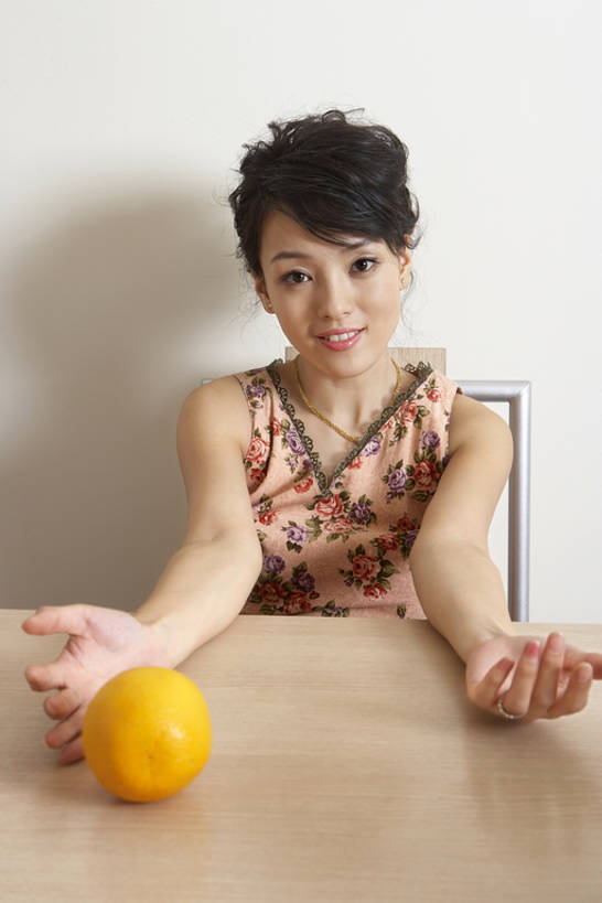 东方人,成年人,一个人,家庭,夫妻,吃,微笑,竖图,室内,白天,餐桌,柑橘,水果,椅子,北京,中国,亚洲,仅一个年轻女性,仅一个女性,仅一个人,喝,握,饭厅,房屋,公寓,食品,注视,休闲装,闻,饮食,观察,看,站着,休闲,健康,温暖,温馨,一家人,决定,握着,摄影,有机食品,观看,和睦,察看,关注,清新,东亚,健康食物,柑桔,年轻女性,女人,女性,亚洲人,中国人,年轻人,橘子,桔子,坐着,彩图,大红蜜橘,大红袍,红橘,黄橘,宽皮橘,融洽,bj175