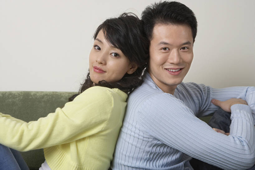 东方人,成年人,两个人,家庭,夫妻,丈夫,妻子,客厅,微笑,横图,室内,白天,侧面,幸福,沙发,北京,中国,亚洲,房屋,公寓,浪漫,扭头,注视,牛仔裤,休闲装,观察,看,转头,休闲,健康,温暖,温馨,一家人,背对背,摄影,观看,和睦,察看,起居室,关注,东亚,陪同,陪伴,男人,年轻男性,年轻女性,女人,女性,亚洲人,中国人,年轻人,情侣,坐着,半身,彩图,融洽,伴随,bj175