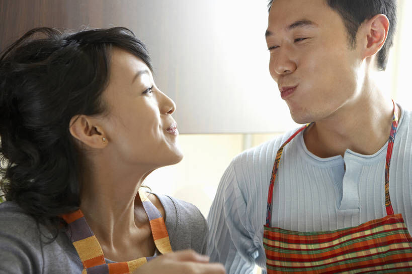 东方人,成年人,脸,头,脸颊,两个人,家庭,夫妻,丈夫,妻子,吃,微笑,横图,室内,白天,正面,幸福,西红柿,北京,中国,亚洲,围裙,房屋,公寓,食品,休闲装,饮食,肩膀,看,休闲,健康,温暖,温馨,一家人,面对面,放松,摄影,生活方式,和睦,东亚,健康食物,陪同,陪伴,男人,年轻男性,年轻女性,女人,女性,亚洲人,中国人,年轻人,头部,脸部,脸蛋,面部,情侣,烹调,坐着,彩图,爱,融洽,尝,伴随,bj175