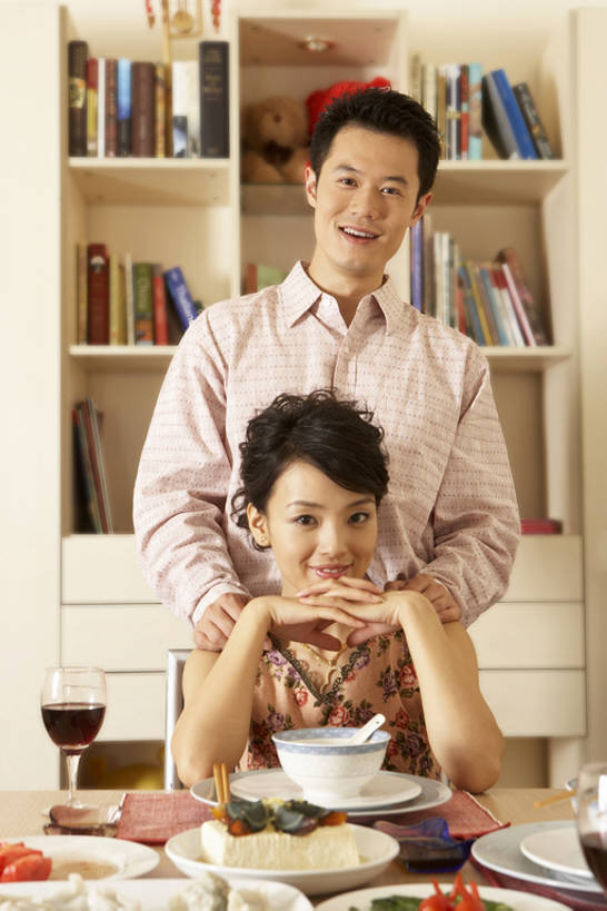 东方人,成年人,两个人,家庭,夫妻,丈夫,妻子,笑,睡,微笑,露齿笑,竖图,室内,白天,正面,吃饭,晚餐,午餐,幸福,餐桌,筷子,蔬菜,西红柿,椅子,北京,中国,亚洲,围裙,饭厅,房屋,公寓,饺子,浪漫,注视,休闲装,传统,饮食,盘子,碗,观察,看,站着,休闲,健康,温暖,温馨,一家人,放松,搭,摄影,生活方式,观看,午睡,和睦,察看,享乐,葡萄酒杯,搭着,关注,东亚,陪同,陪伴,男人,年轻男性,年轻女性,女人,女性,亚洲人,中国人,年轻人,情侣,困,困觉,寝息,睡觉,拥抱,坐着,彩图,爱,融洽,小睡,伴随,bj175