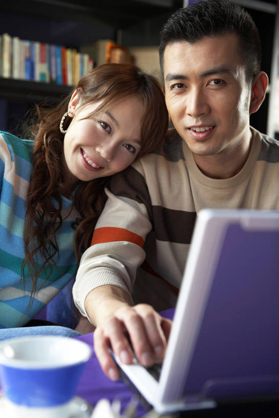 东方人,成年人,两个人,书店,笑,微笑,露齿笑,竖图,室内,白天,正面,爱情,快乐,通讯,幸福,纯洁,分享,笔记本电脑,互联网,技术,书架,桌子,北京,中国,亚洲,敲打,并排,浪漫,联系,注视,休闲装,输入,打字,观察,看,靠,靠着,亲昵,休闲,舒服,温暖,温馨,恩爱,放松,可爱,亲密,童年,童趣,约会,恋人,摄影,观看,点击,敲击,和睦,察看,便利,享乐,关注,童真,东亚,烂漫,无邪,陪同,无线电技术,陪伴,天真,按键,计算机,男人,男性,年轻男性,年轻女性,女人,女性,亚洲人,中国人,年轻人,情侣,休闲活动,说话,坐着,半身,彩图,爱,欢乐,深情,咖啡馆,伴侣,融洽,伴随,bj175