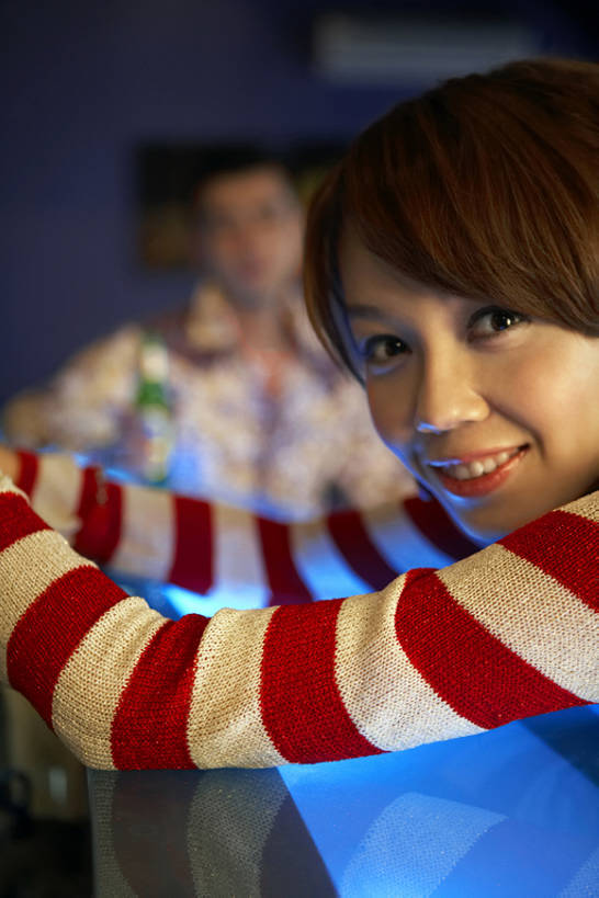 东方人,成年人,脸,头,脸颊,两个人,酒吧,笑,微笑,露齿笑,横图,竖图,室内,夜晚,正面,侧面,运动服,聚会,时尚,夜生活,快乐,友谊,幸福,热情,信心,吧台,城市,北京,中国,亚洲,连接,酒类,注视,休闲装,娱乐,刺激,肩膀,饮料,观察,看,靠,靠着,休闲,放松,个性,活力,摄影,观看,明亮,察看,酷,享乐,愉悦,关注,东亚,陪同,爱国主义,陪伴,无忧无虑,男人,男性,年轻男性,年轻女性,女人,女性,亚洲人,中国人,年轻人,头部,脸部,脸蛋,面部,休闲活动,彩图,欢乐,伴随,bj175