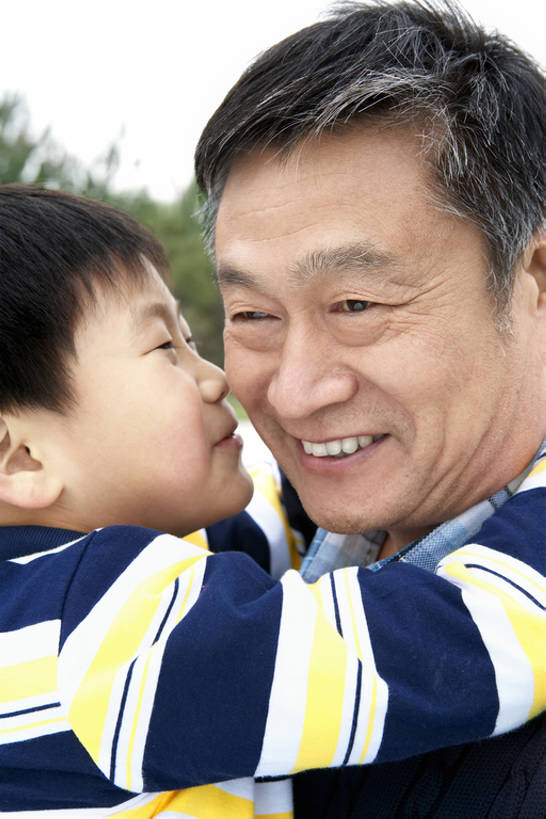 东方人,儿童,老年人,脸,头,脸颊,两个人,家庭,女儿,儿子,祖父,公园,站,微笑,竖图,室外,特写,白天,正面,衬衫,旅游,度假,幸福,纯洁,草地,美景,北京,中国,亚洲,连接,景观,联系,T恤,休闲装,娱乐,肩膀,小孩,绿色,自然,站着,享受,休闲,健康,景色,放松,可爱,亲密,童年,童趣,搭,摄影,享乐,搭着,自然风光,亲情,耳语,童真,东亚,烂漫,无邪,陪同,陪伴,无忧无虑,天真,老年男性,男孩,男人,男性,亚洲人,中国人,孩子,头部,脸部,脸蛋,面部,全家福,孙子,休闲活动,说话,拥抱,站立,彩图,爱,欢乐,男生,伴随,bj175