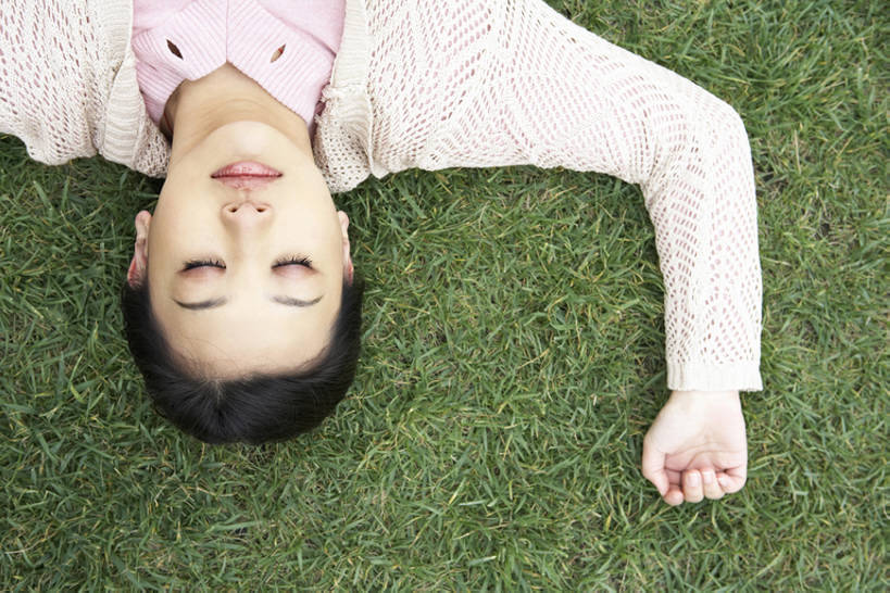 东方人,成年人,中年人,脸,头,脸颊,一个人,公园,横图,俯视,室外,特写,白天,正面,旅游,度假,满意,草地,美景,北京,中国,亚洲,仅一个女性,景观,田地,休闲装,娱乐,肩膀,草,绿色,自然,享受,休息,休闲,健康,景色,放松,伸手,摄影,享乐,自然风光,东亚,无忧无虑,年轻女性,女人,女性,中年男性,亚洲人,中国人,年轻人,头部,脸部,脸蛋,面部,休闲活动,闭着眼睛,睡觉,躺着,仰卧,张开手臂,彩图,bj175