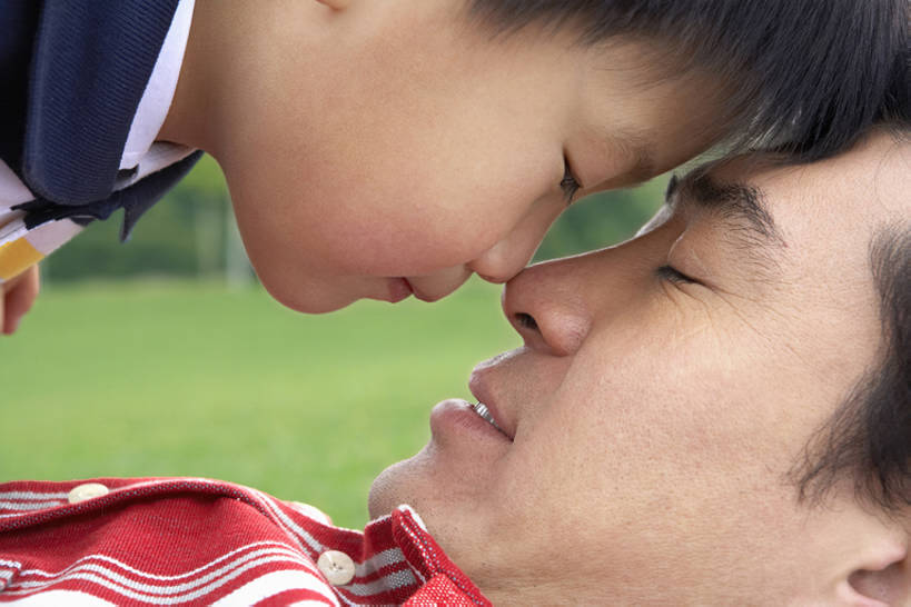 东方人,儿童,成年人,中年人,脸,头,脸颊,两个人,家庭,父母,父亲,女儿,儿子,公园,站,横图,室外,特写,白天,侧面,旅游,度假,满意,幸福,纯洁,草地,美景,北京,中国,亚洲,连接,景观,田地,联系,T恤,休闲装,娱乐,肩膀,草,小孩,绿色,自然,站着,享受,休息,休闲,健康,温暖,温馨,一家人,面对面,景色,放松,可爱,亲密,童年,童趣,摄影,和睦,享乐,关爱,自然风光,亲情,童真,东亚,烂漫,无邪,陪同,摩擦,陪伴,天真,男孩,男人,男性,中年男性,亚洲人,中国人,孩子,头部,脸部,脸蛋,面部,休闲活动,闭着眼睛,触摸,躺着,拥抱,站立,彩图,高角度拍摄,爱,欢乐,融洽,男生,伴随,bj175