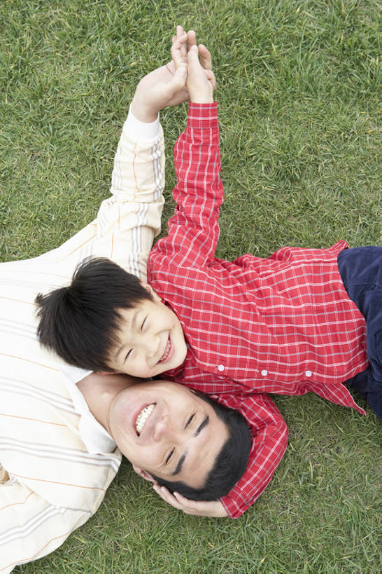 东方人,儿童,成年人,中年人,两个人,家庭,父母,父亲,女儿,儿子,公园,站,笑,微笑,露齿笑,竖图,俯视,室外,特写,白天,正面,衬衫,旅游,度假,幸福,纯洁,草地,美景,北京,中国,亚洲,连接,景观,田地,联系,T恤,注视,休闲装,娱乐,草,小孩,绿色,自然,观察,看,站着,享受,休息,休闲,健康,温暖,温馨,一家人,景色,放松,可爱,亲密,童年,童趣,搭,伸手,摄影,观看,和睦,察看,享乐,搭着,关注,自然风光,亲情,童真,东亚,烂漫,无邪,陪同,陪伴,无忧无虑,天真,男孩,男人,男性,中年男性,亚洲人,中国人,孩子,休闲活动,手牵手,躺着,仰卧,拥抱,站立,半身,彩图,爱,欢乐,融洽,男生,伴随,bj175