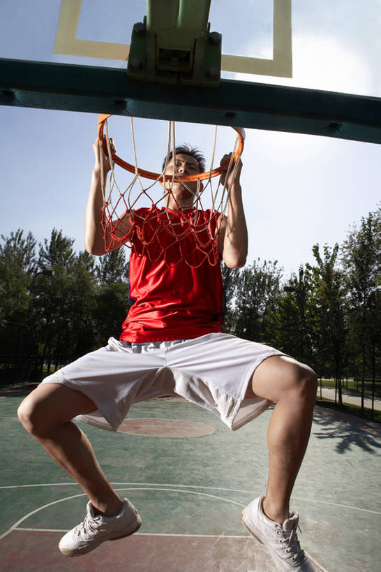 东方人,成年人,肌肉,健壮,一个人,运动员,跳,竖图,室外,白天,正面,运动服,运动鞋,锻炼,游戏,满意,成功,运动,信心,竞争,北京,中国,亚洲,仅一个男性,仅一个人,吊挂,握,悬挂,摇摆,运动衣,短裤,篮球框,篮球场,球场,训练,挂,投篮,玩,篮球运动员,体育场,袜子,球,树,仅一个年轻男性,红色,蓝色,天空,夏天,健康,活力,力量,灌篮,握着,摄影,专心,酷,团体运动,享乐,敏捷,体育器械,决心,出示,反差,挑战,篮球运动,东亚,技能,能力,男人,男性,年轻男性,亚洲人,中国人,年轻人,休闲活动,体育运动员,运动选手,彩图,全身,bj175