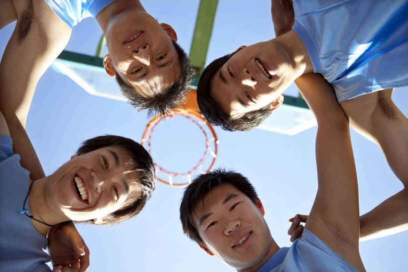 东方人,成年人,肌肉,健壮,四个人,运动员,笑,微笑,露齿笑,横图,室外,白天,正面,仰视,运动服,锻炼,游戏,快乐,友谊,幸福,运动,合作,团队,信心,竞争,北京,中国,亚洲,连接,运动衣,篮球框,篮球场,球场,训练,玩,篮球运动员,俯身,注视,球,树,蓝色,天空,夏天,观察,看,站着,休闲,健康,放松,活力,力量,搭,摄影,汗水,观看,察看,酷,团体运动,享乐,搭着,关注,聚集,挑战,篮球运动,东亚,陪同,陪伴,能力,团结,男人,男性,年轻男性,亚洲人,中国人,年轻人,休闲活动,体育运动员,运动选手,彩图,欢乐,伴随,bj175