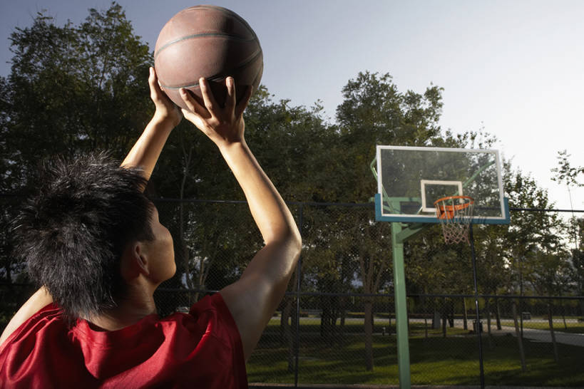 东方人,成年人,一个人,举,横图,室外,白天,留白,游戏,运动,竞争,北京,中国,亚洲,仅一个男性,仅一个人,射门,握,运动衣,篮球框,球门,篮球场,球场,竞技运动,投篮,玩,篮球运动员,球,仅一个年轻男性,背面,红色,托,健康,握着,摄影,团体运动,决心,瞄准,爱好,挑战,篮球运动,东亚,技能,男人,男性,年轻男性,亚洲人,中国人,年轻人,休闲活动,举起,举手,举着,向上举,向上伸,向上托,半身,彩图,bj175