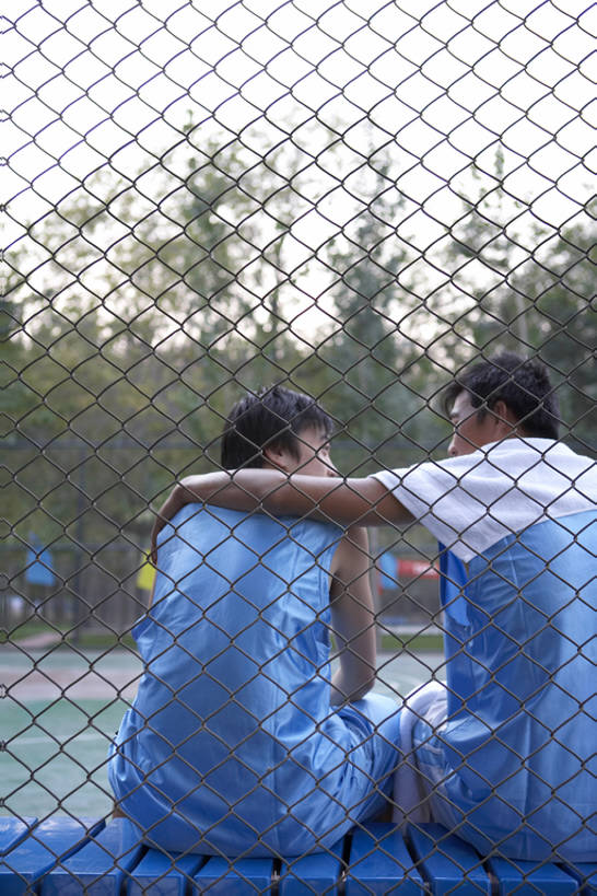 东方人,成年人,两个人,学生,运动员,竖图,室外,白天,运动服,锻炼,游戏,满意,友谊,运动,合作,团队,北京,中国,亚洲,连接,运动衣,短裤,并排,网,栅栏,长椅,篮球场,球场,训练,玩,篮球运动员,球,树,背面,蓝色,天空,夏天,休闲,健康,放松,搭,摄影,团体运动,搭着,关爱,篮球运动,东亚,陪同,陪伴,男人,男性,年轻男性,亚洲人,中国人,年轻人,休闲活动,体育运动员,运动选手,说话,坐着,半身,彩图,深情,伴随,bj175