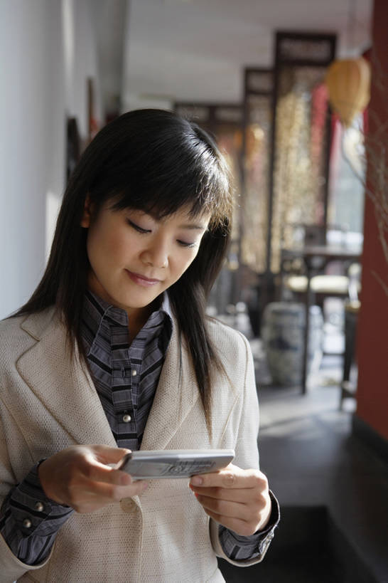 东方人,头发,一个人,商务人士,商务女性,打电话,微笑,竖图,室内,室外,白天,正面,西装,商务,满意,通讯,成功,信心,技术,手机,北京,中国,亚洲,仅一个年轻女性,仅一个女性,仅一个人,握,套装,正装,拨打,注视,黑色,观察,看,站着,职业,想,握着,摄影,观看,察看,专心,关注,发短信,肖像,商务装,工薪阶层,智能手机,东亚,一套,无线电技术,年轻女性,女人,女性,亚洲人,中国人,年轻人,白领,上班族,彩图,电子记事本,bj175