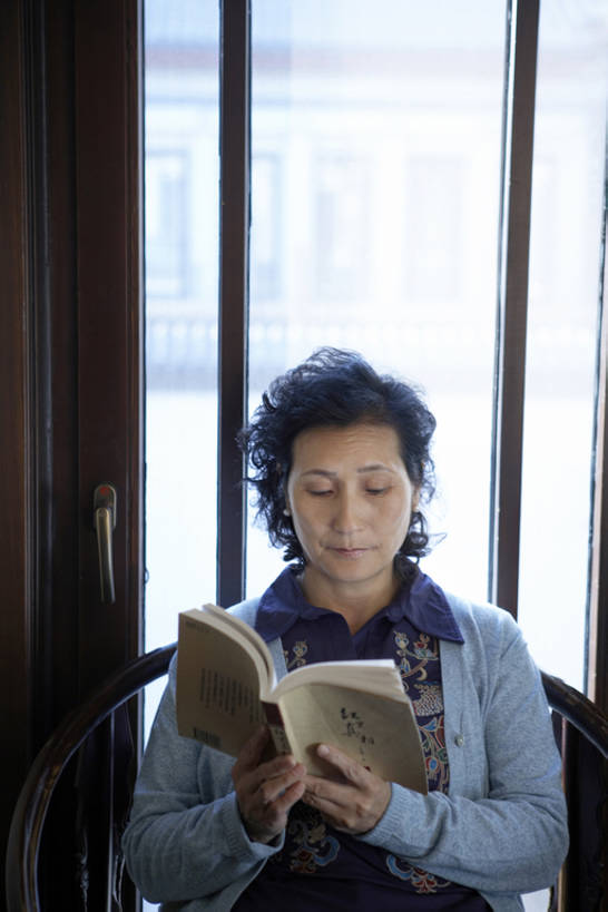 东方人,老年人,一个人,家庭,图书馆,握手,竖图,室内,白天,留白,正面,满意,窗户,书房,椅子,北京,中国,亚洲,仅一个女性,仅一个人,握,房屋,公寓,教育,休闲装,传统,仅一个中年女性,休闲,舒服,放松,读,握着,摄影,宁静,专心,知识,享乐,中国文化,爱好,东亚,孤独,老年女性,女人,女性,中年女性,亚洲人,中国人,书,休闲活动,搀手,拉手,手拉手,手握手,坐着,半身,彩图,传统文化,bj175