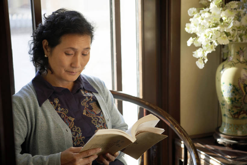 东方人,老年人,一个人,家庭,图书馆,握手,横图,室内,白天,留白,侧面,满意,窗户,书房,花瓶,椅子,北京,中国,亚洲,仅一个女性,仅一个人,握,房屋,公寓,教育,休闲装,传统,花,仅一个中年女性,休闲,舒服,放松,读,握着,摄影,宁静,专心,知识,享乐,中国文化,爱好,东亚,孤独,老年女性,女人,女性,中年女性,亚洲人,中国人,书,休闲活动,搀手,拉手,手拉手,手握手,坐着,半身,彩图,传统文化,bj175