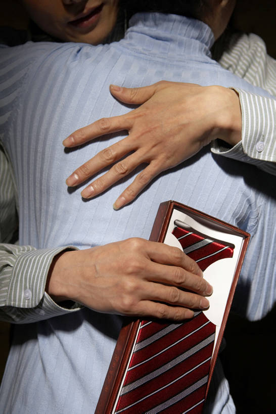 东方人,成年人,中年人,手,两个人,家庭,丈夫,妻子,竖图,室内,特写,留白,感激,礼物,北京,中国,亚洲,连接,握,条纹,房屋,领带,浪漫,休闲装,盒子,背面,站着,亲密,搭,握着,摄影,隐藏,高雅,搭着,出示,东亚,陪同,陪伴,谢谢,中年男性,中年女性,亚洲人,中国人,情侣,拥抱,半身,彩图,影棚拍摄,爱,给予,伴随,bj175