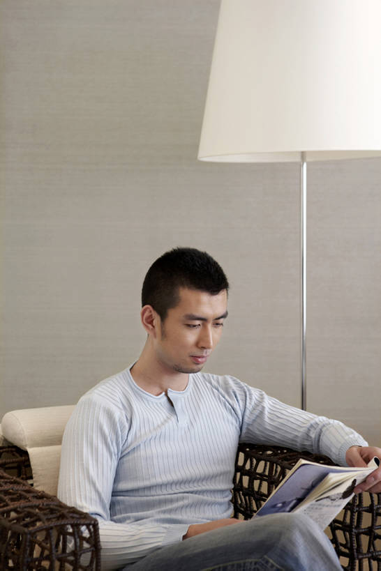 东方人,成年人,头发,一个人,家庭,父亲,竖图,室内,白天,正面,毛衣,卧室,杂志,北京,中国,亚洲,仅一个男性,仅一个人,房屋,公寓,注视,休闲装,灯,仅一个年轻男性,黑色,观察,看,休闲,健康,温暖,温馨,一家人,放松,想,读,摄影,观看,和睦,察看,专心,扶手椅,关注,文学,爱好,东亚,寂静,认真,男人,男性,年轻男性,亚洲人,中国人,年轻人,休闲活动,休闲椅,坐着,半身,彩图,融洽,bj175