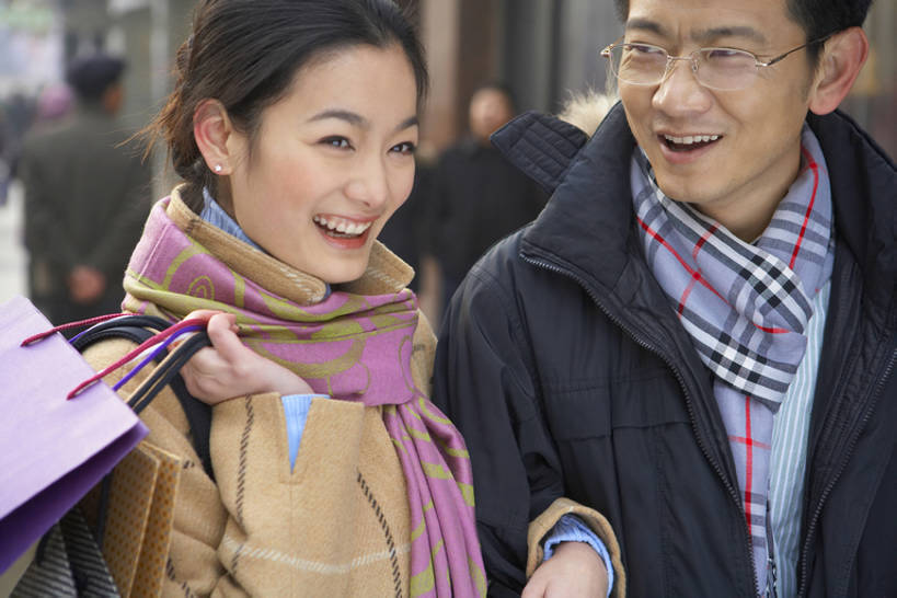 东方人,成年人,两个人,丈夫,妻子,笑,微笑,露齿笑,横图,竖图,室外,特写,白天,正面,购物,快乐,幸福,消费,城市,街道,北京,中国,亚洲,勾,挽,握,装饰,并排,眼镜,购物袋,围巾,温暖,零售,亲密,勾着,握着,金融,摄影,围脖,保暖,华丽,点缀,享乐,御寒,购买,挽着,选购,贸易,东亚,陪同,衬托,美观,雅致,雅观,血拼,茄克,陪伴,年轻男性,年轻女性,亚洲人,中国人,年轻人,情侣,步行,说话,半身,彩图,欢乐,伴随,bj175