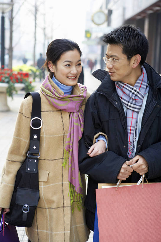 东方人,成年人,两个人,丈夫,妻子,笑,微笑,露齿笑,横图,竖图,室外,特写,白天,正面,购物,快乐,友谊,幸福,消费,城市,街道,北京,中国,亚洲,勾,挽,握,装饰,并排,眼镜,购物袋,手提包,围巾,温暖,零售,亲密,勾着,握着,金融,摄影,围脖,保暖,华丽,点缀,享乐,御寒,零钱包,皮夹,购买,挽着,选购,贸易,东亚,陪同,衬托,美观,雅致,雅观,血拼,茄克,陪伴,年轻男性,年轻女性,亚洲人,中国人,年轻人,情侣,步行,说话,彩图,欢乐,伴随,bj175