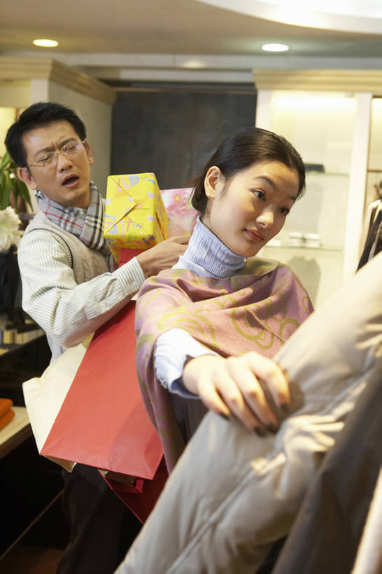 东方人,两个人,丈夫,妻子,商店,竖图,室内,特写,白天,侧面,爱情,购物,消费,衣架,北京,中国,亚洲,丰富,检查,装饰,眼镜,购物袋,浪漫,盒子,围巾,站着,张嘴,温暖,温馨,皱眉,恩爱,决定,夸张,零售,亲密,金融,恋人,摄影,围脖,保暖,华丽,点缀,和睦,享乐,挑选,御寒,服装店,购买,选择,负重,选购,张大嘴巴,贸易,百货公司,东亚,陪同,挫败,悲哀,衬托,美观,雅致,雅观,血拼,陪伴,年轻男性,年轻女性,女人,女性,亚洲人,中国人,年轻人,情侣,张开嘴,休闲活动,半身,彩图,伴侣,融洽,购物狂,伴随,bj175