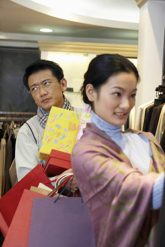 东方人,成年人,两个人,丈夫,妻子,商店,笑,微笑,露齿笑,竖图,室内,白天,正面,毛衣,爱情,购物,时尚,讨论,快乐,通讯,友谊,幸福,分享,消费,城市,商场,衣架,北京,中国,亚洲,握,丰富,装饰,商品,眼镜,购物袋,浪漫,现代,顾客,盒子,披肩,围巾,站着,张嘴,休闲,温暖,温馨,皱眉,恩爱,放松,决定,夸张,零售,亲密,想,压力,握着,金融,恋人,摄影,多样,围脖,保暖,华丽,点缀,和睦,专心,高雅,享乐,愉悦,御寒,服装店,都市风光,购买,华贵,选择,负重,选购,张大嘴巴,贸易,百货公司,东亚,陪同,挫败,悲哀,衬托,美观,雅致,雅观,血拼,茄克,陪伴,无忧无虑,男人,男性,年轻男性,年轻女性,女人,女性,亚洲人,中国人,年轻人,情侣,张开嘴,休闲活动,说话,半身,彩图,欢乐,伴侣,融洽,翻白眼,购物狂,伴随,bj175