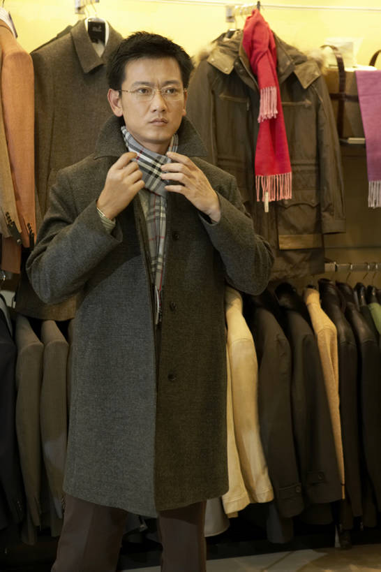 东方人,一个人,商店,竖图,室内,白天,正面,购物,时尚,快乐,幸福,信心,消费,北京,中国,亚洲,握,装饰,眼镜,外套,围巾,试穿,站着,温暖,决定,零售,握着,金融,摄影,围脖,保暖,华丽,点缀,御寒,服装店,购买,选择,选购,贸易,东亚,衬托,美观,雅致,雅观,血拼,茄克,认真,年轻男性,亚洲人,中国人,休闲活动,彩图,欢乐,bj175