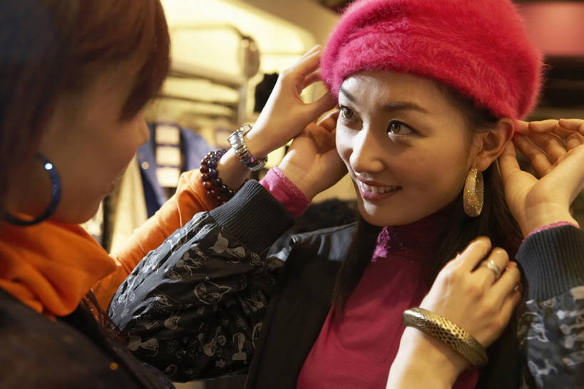 东方人,成年人,脸,头,脸颊,两个人,商店,笑,微笑,露齿笑,横图,室内,白天,侧面,购物,旅游,快乐,友谊,幸福,信心,消费,城市,商场,帽子,北京,中国,亚洲,休闲装,肩膀,衣服,试穿,站着,面对面,零售,金融,摄影,享乐,服装店,购买,选购,贸易,百货公司,东亚,血拼,年轻女性,女人,女性,亚洲人,中国人,年轻人,头部,脸部,脸蛋,面部,说话,彩图,旅行,欢乐,建议,魅力,bj175